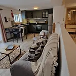 Poolhouse Estrelasdourada Apartamento *